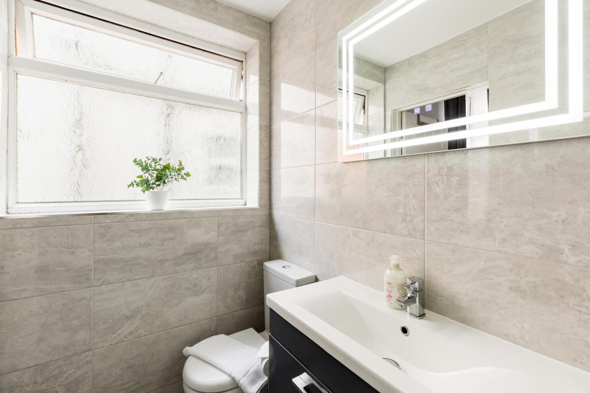 1-Bedroom Apartment In Leamington Spa With Free Parking Buitenkant foto